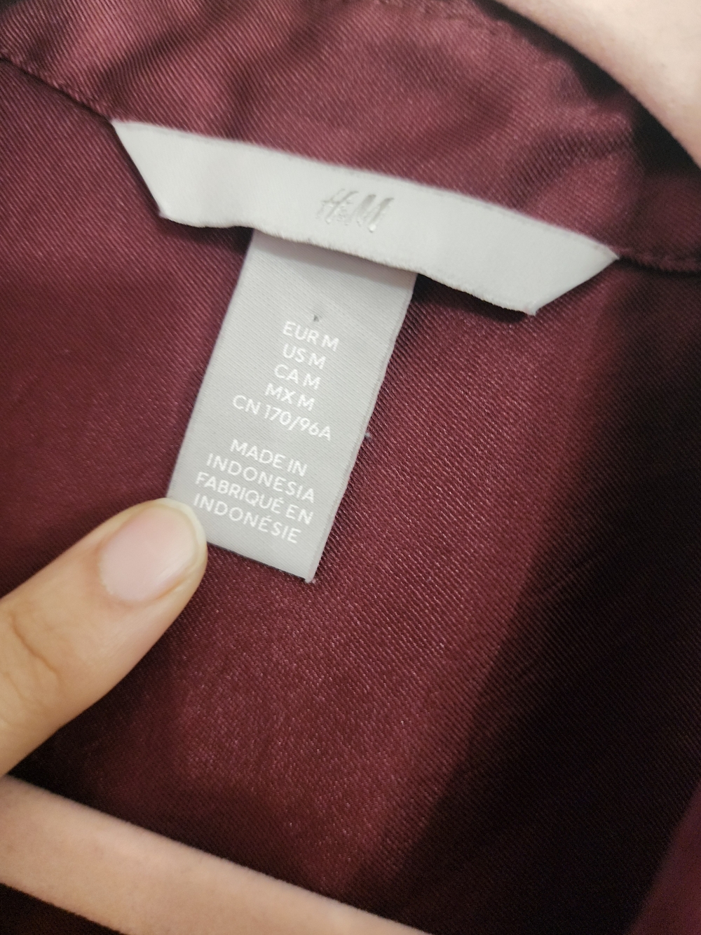 H&M Long-Sleeve Button-Down Shirt in Burgundy- Medium - Picture 4 of 9